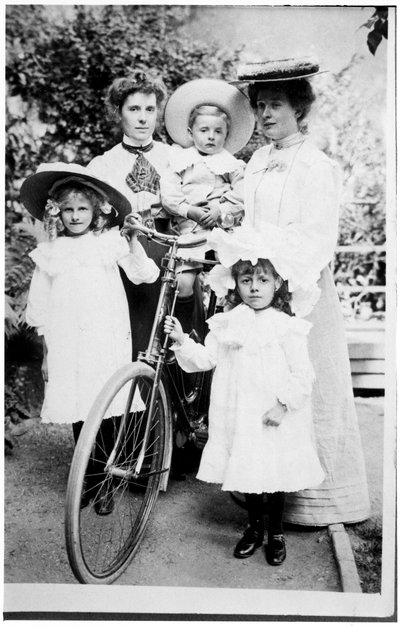 Groupe familial avec bicyclette, vers 1890 - English Photographer